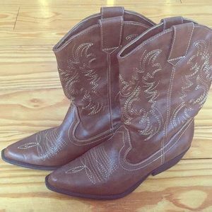 American Eagle size 8 women’s Cowgirl Boot